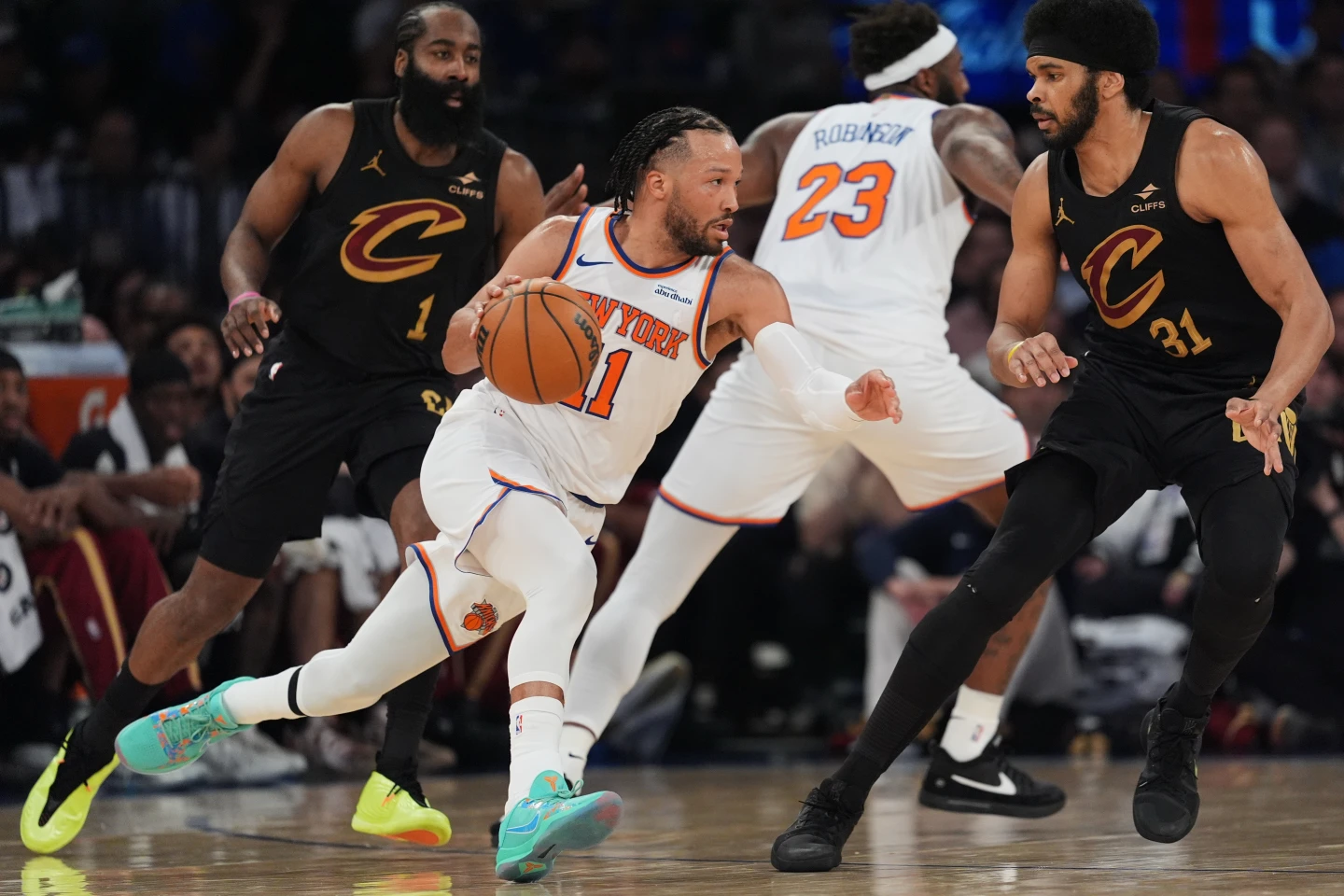 Jalen Brunson lidera la remontada de los Knicks, que perdían por 22 puntos en el cuarto periodo, para lograr una victoria por 115-104 sobre los Cavs en tiempo extra en el Juego 1