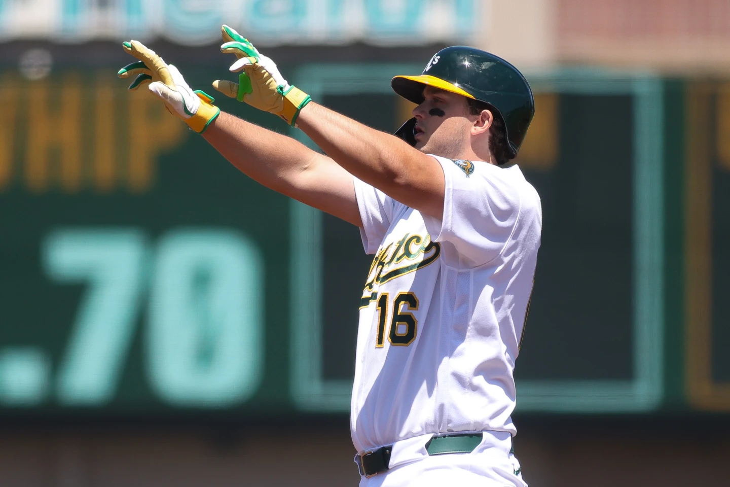 Kurtz recibe base por bolas por decimonoveno juego consecutivo, los Atléticos vencen a los Reales 6-3