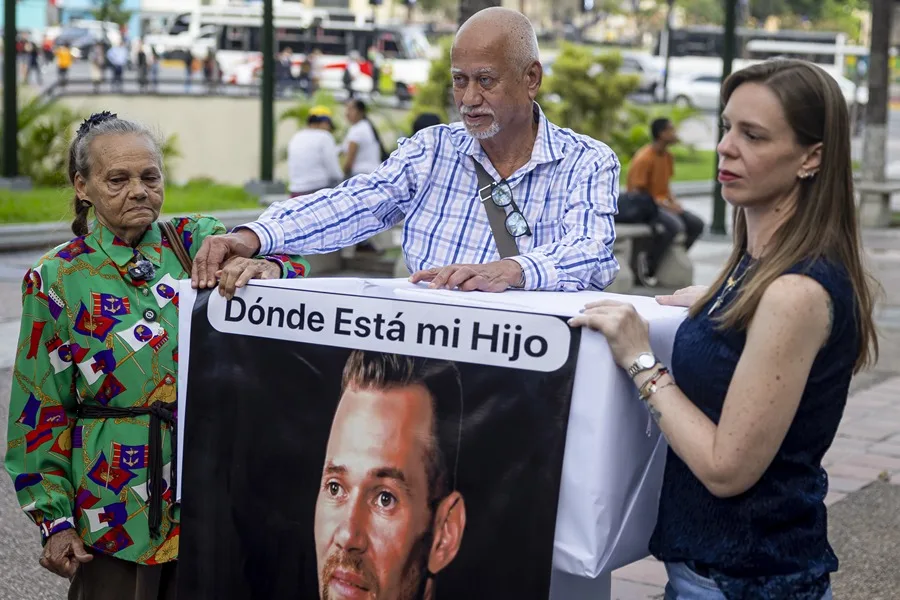 La madre de un detenido con paradero desconocido en Venezuela exige conocer si su hijo está vivo