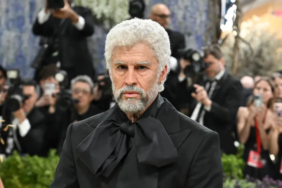 Bad Bunny impacta en la Met Gala con sorprendente transformación de anciano