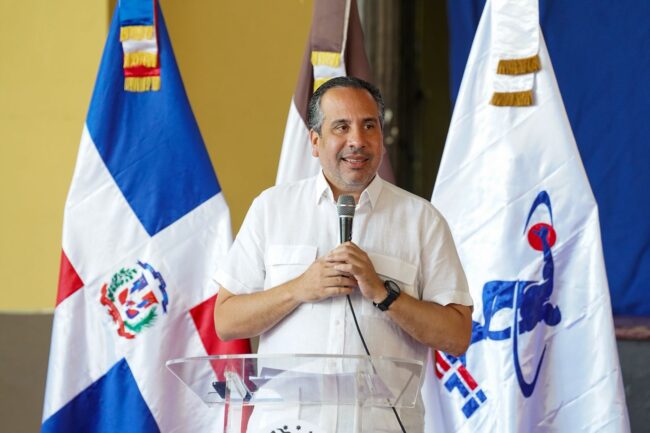 El director ejecutivo del Instituto Nacional de Educación Física (INEFI), Alberto Rodríguez Mella, se dirige a los profesores y alumnos del Colegio San Pío.