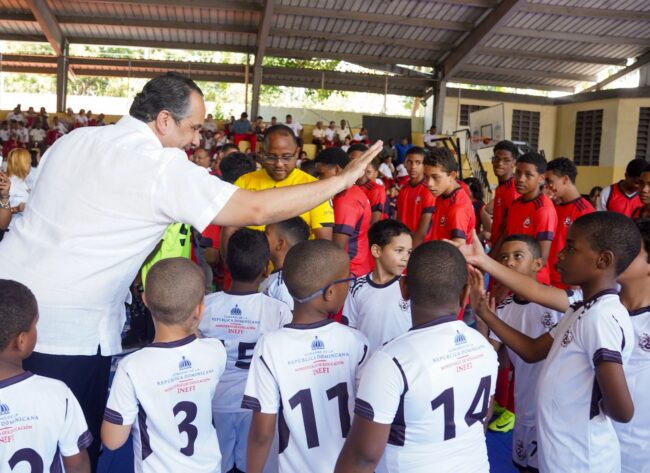 El director ejecutivo del Instituto Nacional de Educación Física (INEFI), Alberto Rodríguez Mella, comparte con alumnos del Colegio San Pío X que participan en los Juegos Intramuros de ese centro educativo.