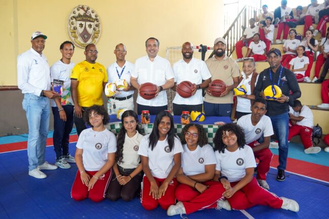 El director ejecutivo del Instituto Nacional de Educación Física (INEFI), Alberto Rodríguez Mella, durante la entrega de un abanico industrial, un piso modular para la cancha techada y utilería deportiva al Colegio San Pío X, lo que transformó la infraestructura deportiva de ese centro educativo capitalino.
