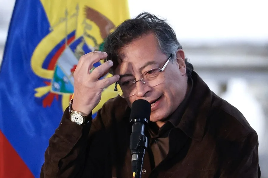 Petro abre la puerta a reconocer una victoria de De la Espriella tras los escrutinios