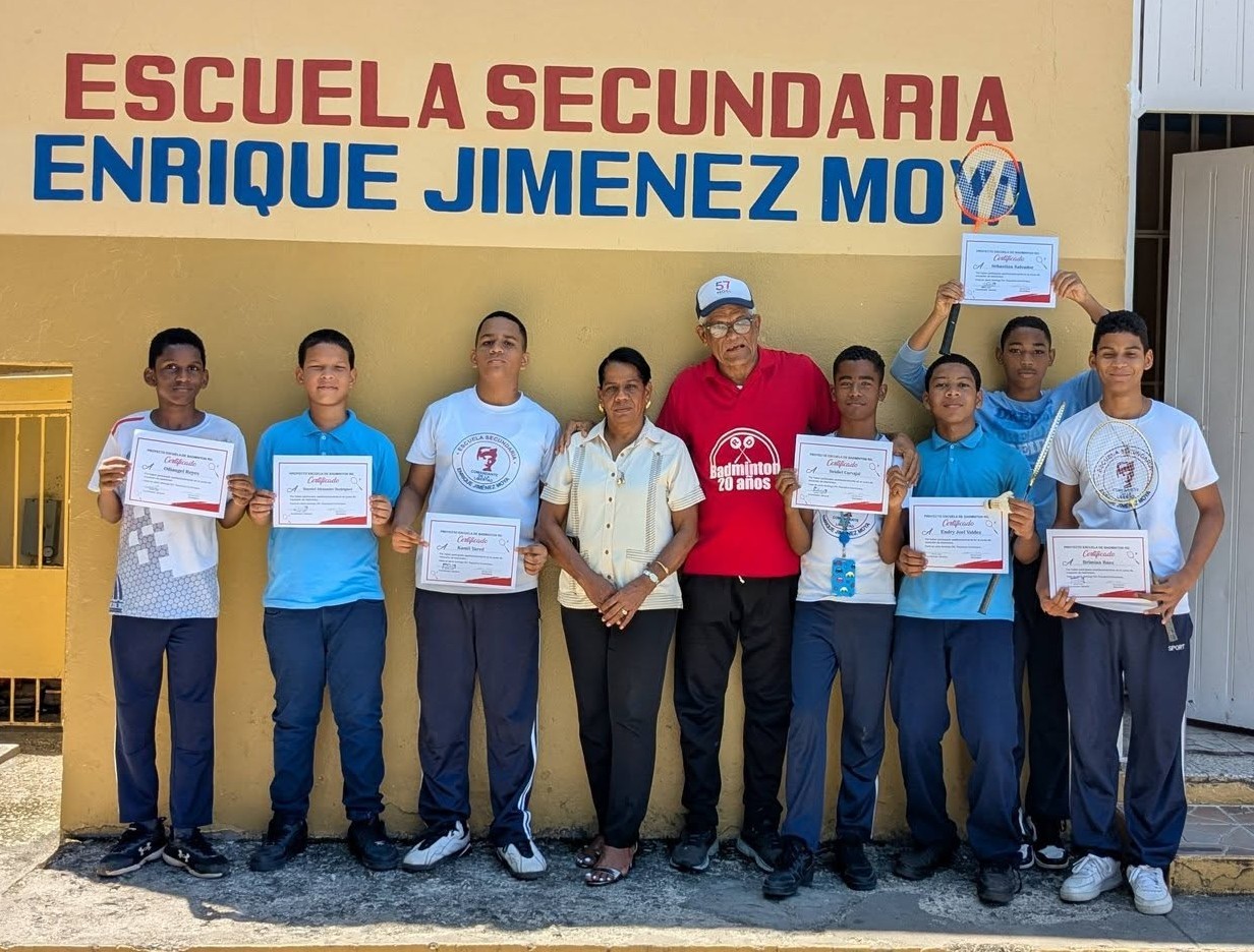 FEDOBAD entrega certificados a estudiantes que participaron en taller de bádminton FEDOBAD entrega certificados a estudiantes que participaron en taller de bádminton