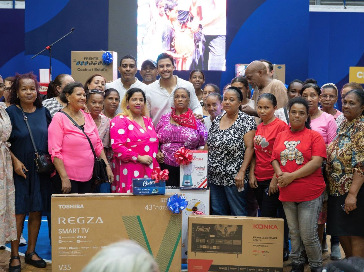 Raymond Rodríguez celebra por adelantado a más de 700 madres del Distrito Nacional