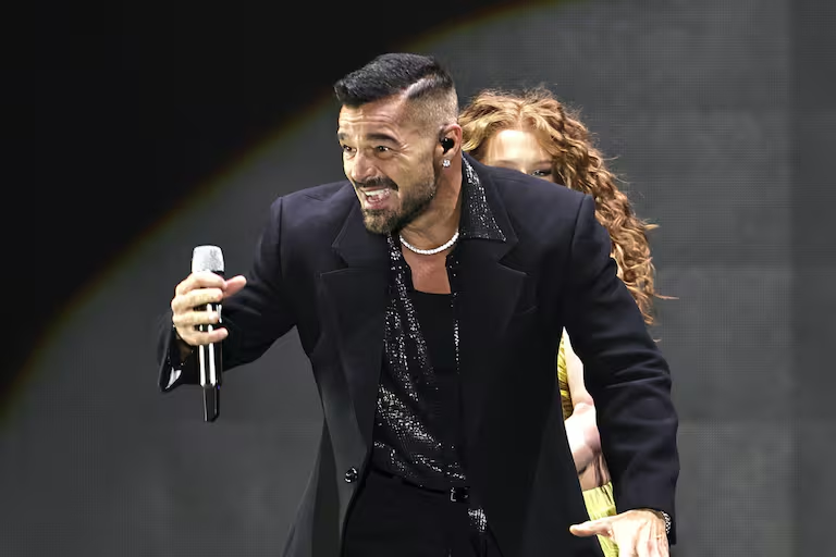  Ricky Martin vive momento de tensión tras incidente con gas lacrimógeno en concierto en Montenegro