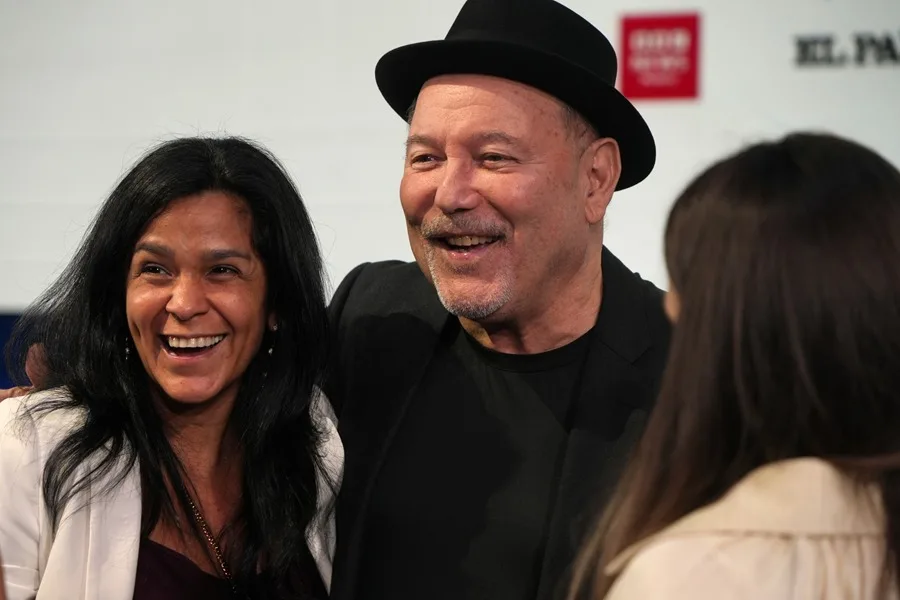 Las maracas salseras y un manuscrito, el legado de Rubén Blades para la Caja de Las Letras