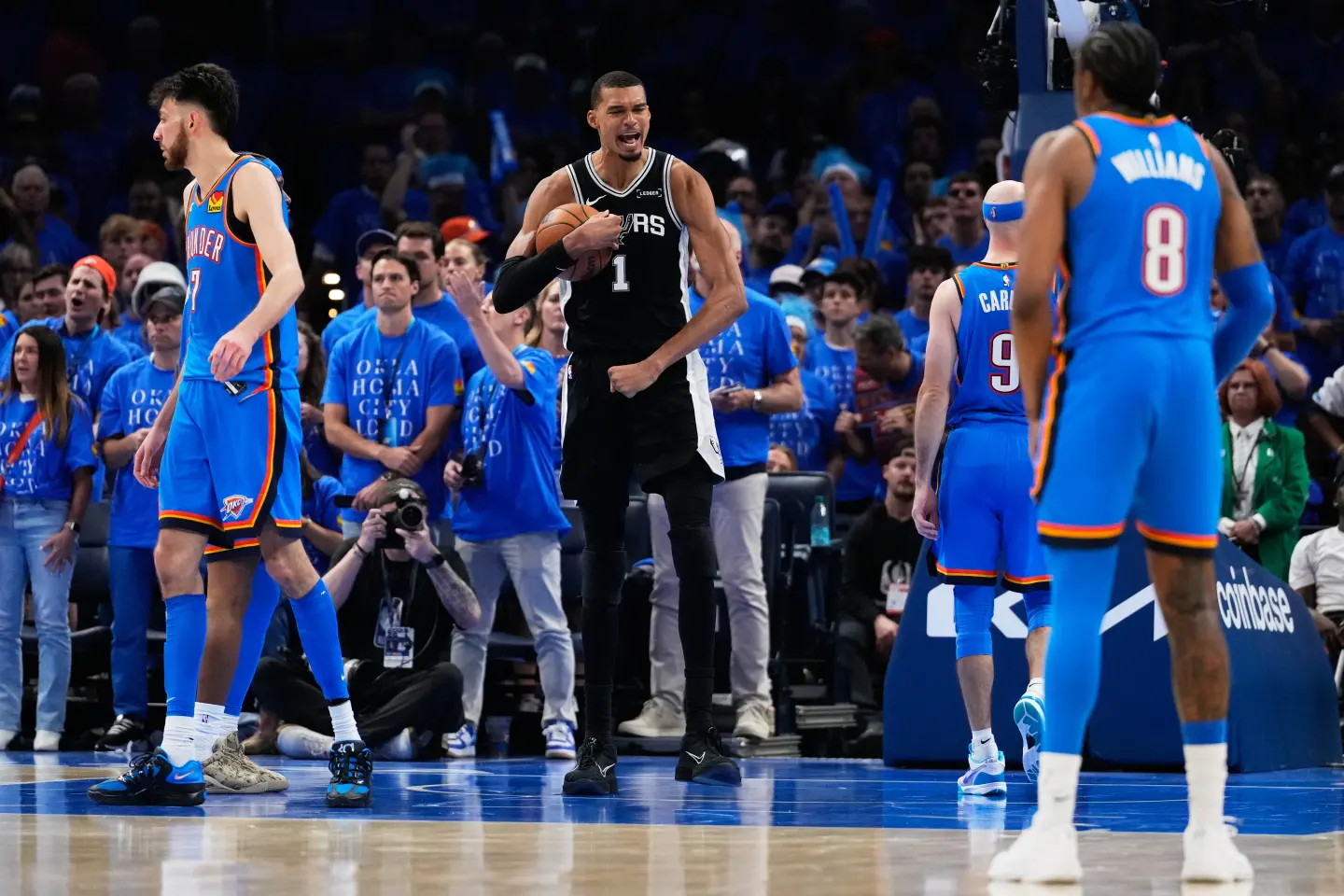 Wembanyama anotó 41 puntos y capturó 24 rebotes, y los Spurs vencieron al Thunder 122-115 en doble tiempo extra para abrir las finales del Oeste
