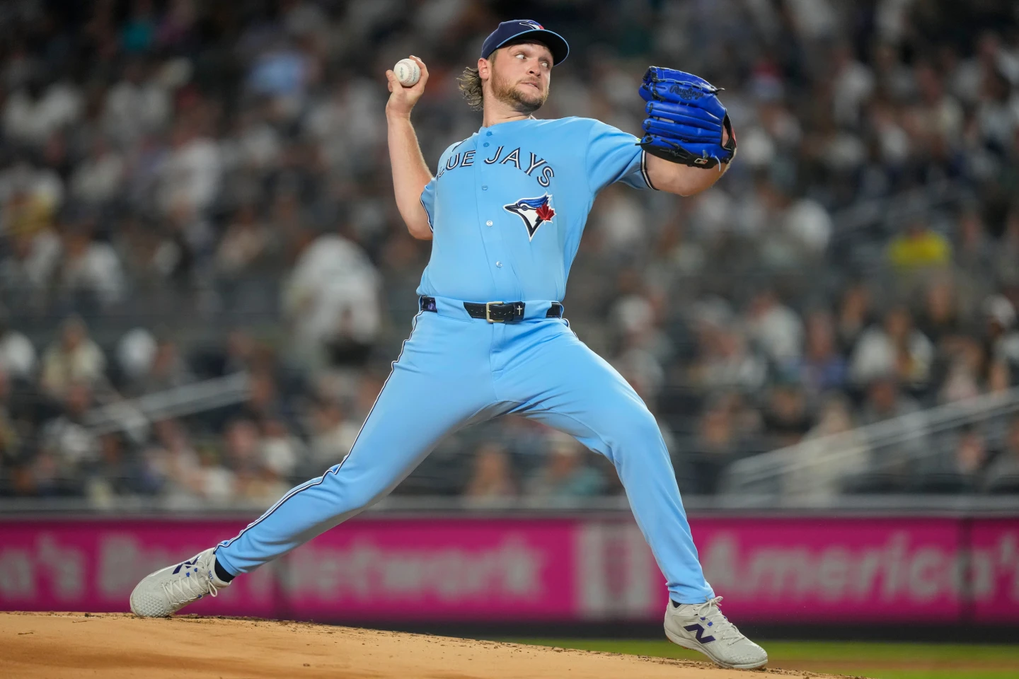 Trey Yesavage supera a Cam Schlittler en un duelo estelar y los Blue Jays vencen a los Yankees 2-1.