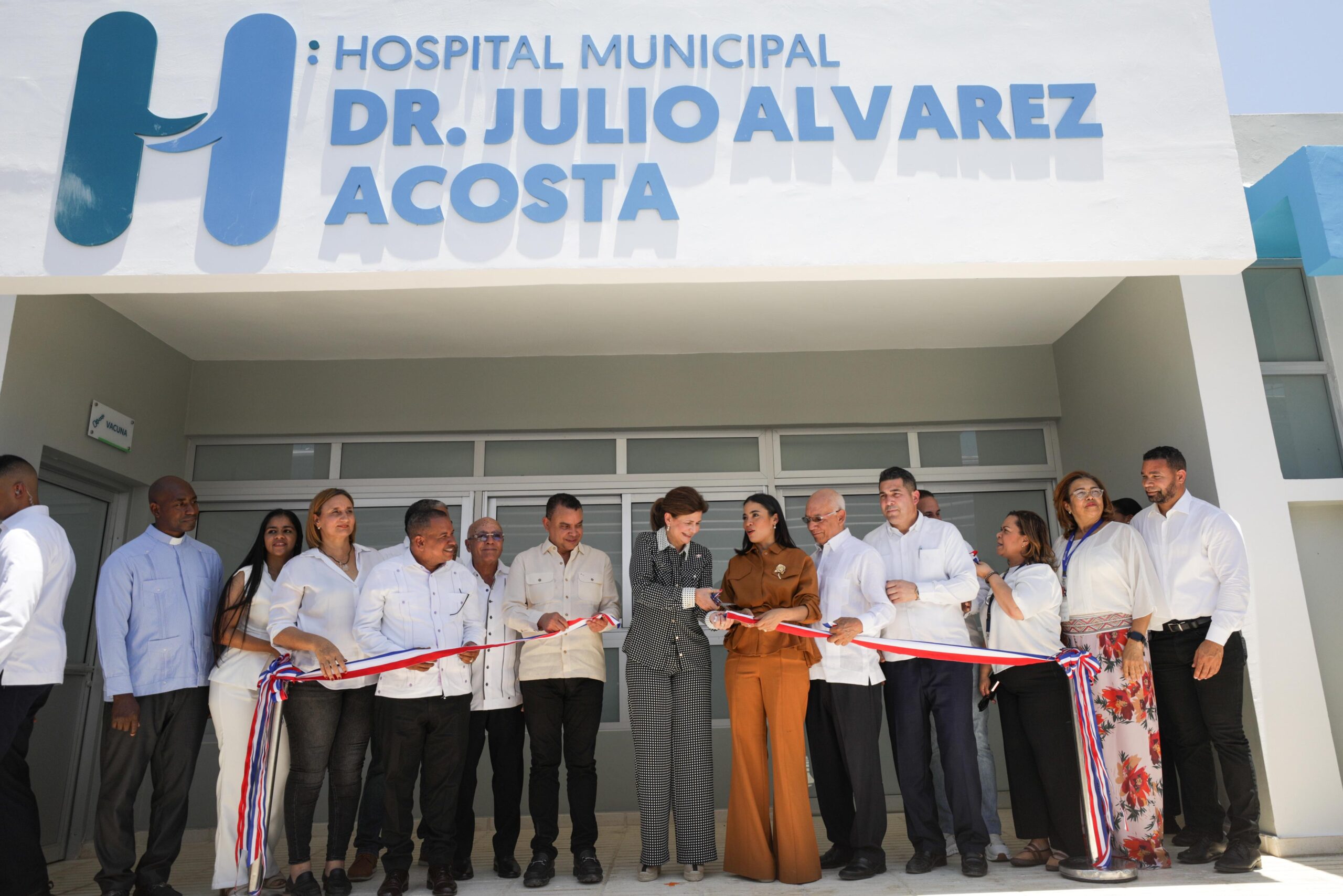 Vicepresidenta Raquel Peña y director del SNS entregan renovado hospital municipal de Castañuelas