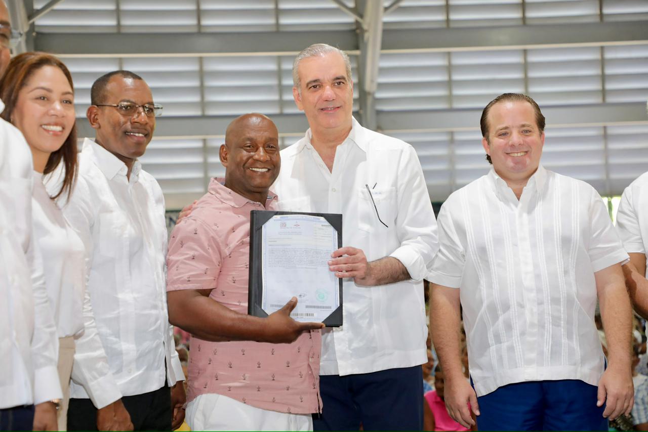 Presidente Abinader entrega 1,500 títulos de propiedad en Nuevo Domingo Savio y eleva a 3,500 los certificados otorgados en beneficio de unas 18,000 personas