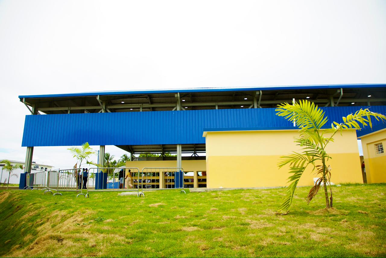 Presidente Abinader inaugura dos modernos techados escolares, uno en el Ensanche La Fe y otro en Las Palmas de Herrera, para fortalecer el deporte y la formación de cientos de estudiantes de ambos sectores