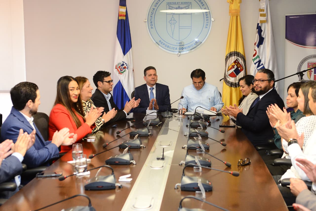 Proindustria y PUCMM acuerdan impulsar la innovación y competitividad industrial en RD