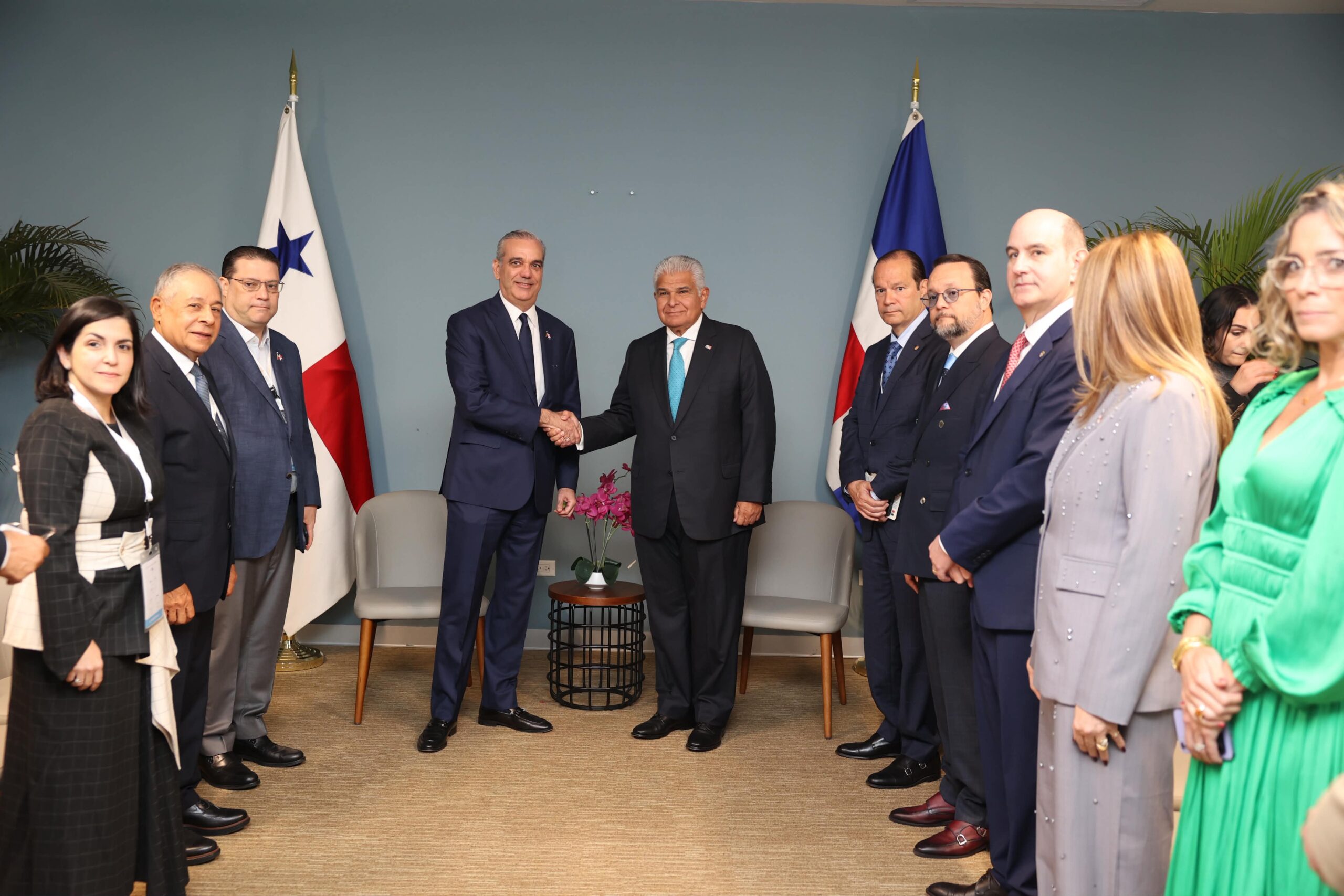 Presidente Abinader sostiene encuentro con líderes empresariales panameños para ampliar oportunidades de inversión Presidente Abinader sostiene encuentro con líderes empresariales panameños para ampliar oportunidades de inversión