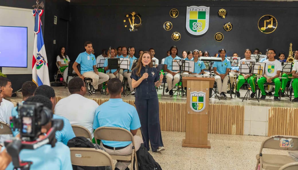 Carolina habla del cuidado del medioambiente y manejo de residuos con estudiantes en Gualey