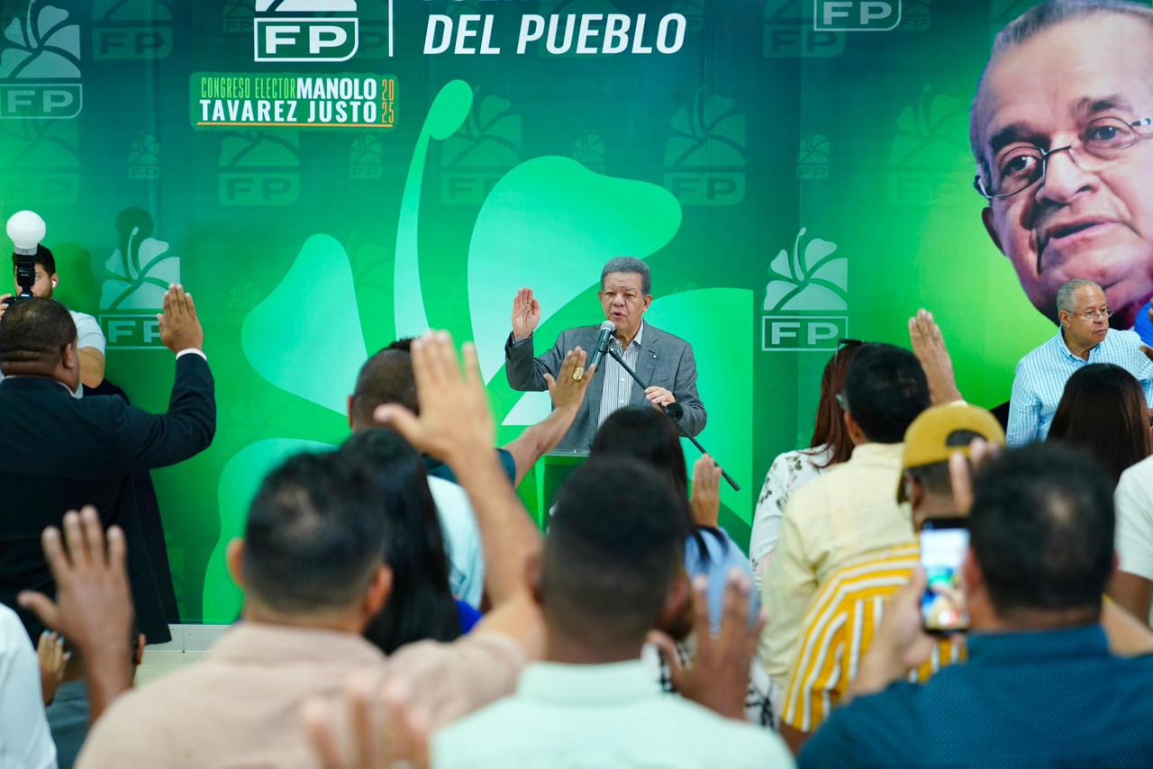 Leonel juramenta en la FP amplio grupo de dirigentes magisteriales y afirma que la educación será su prioridad