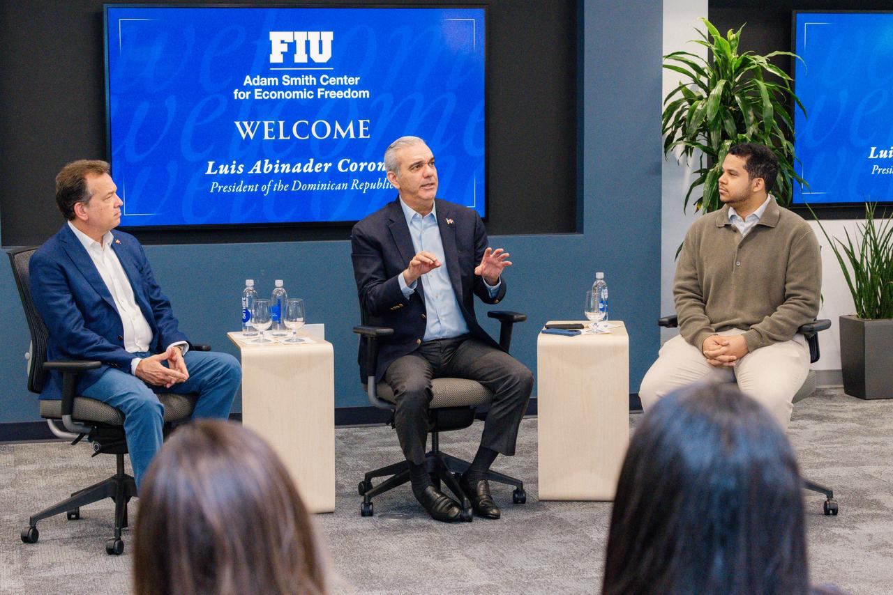 Presidente Abinader participa en encuentro con estudiantes dominicanos de la Universidad Internacional de Florida