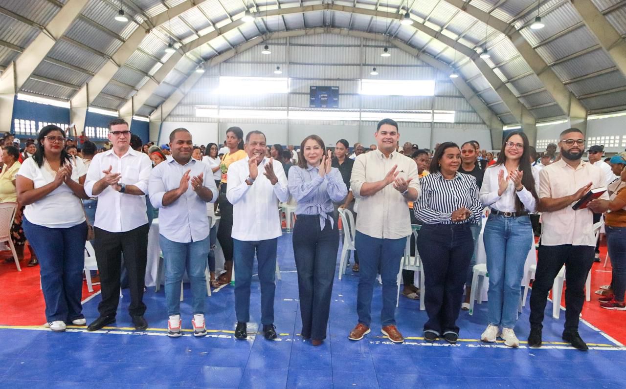 Más de 31 mil familias reciben protección social de Supérate en las provincias Independencia y Bahoruco Más de 31 mil familias reciben protección social de Supérate en las provincias Independencia y Bahoruco
