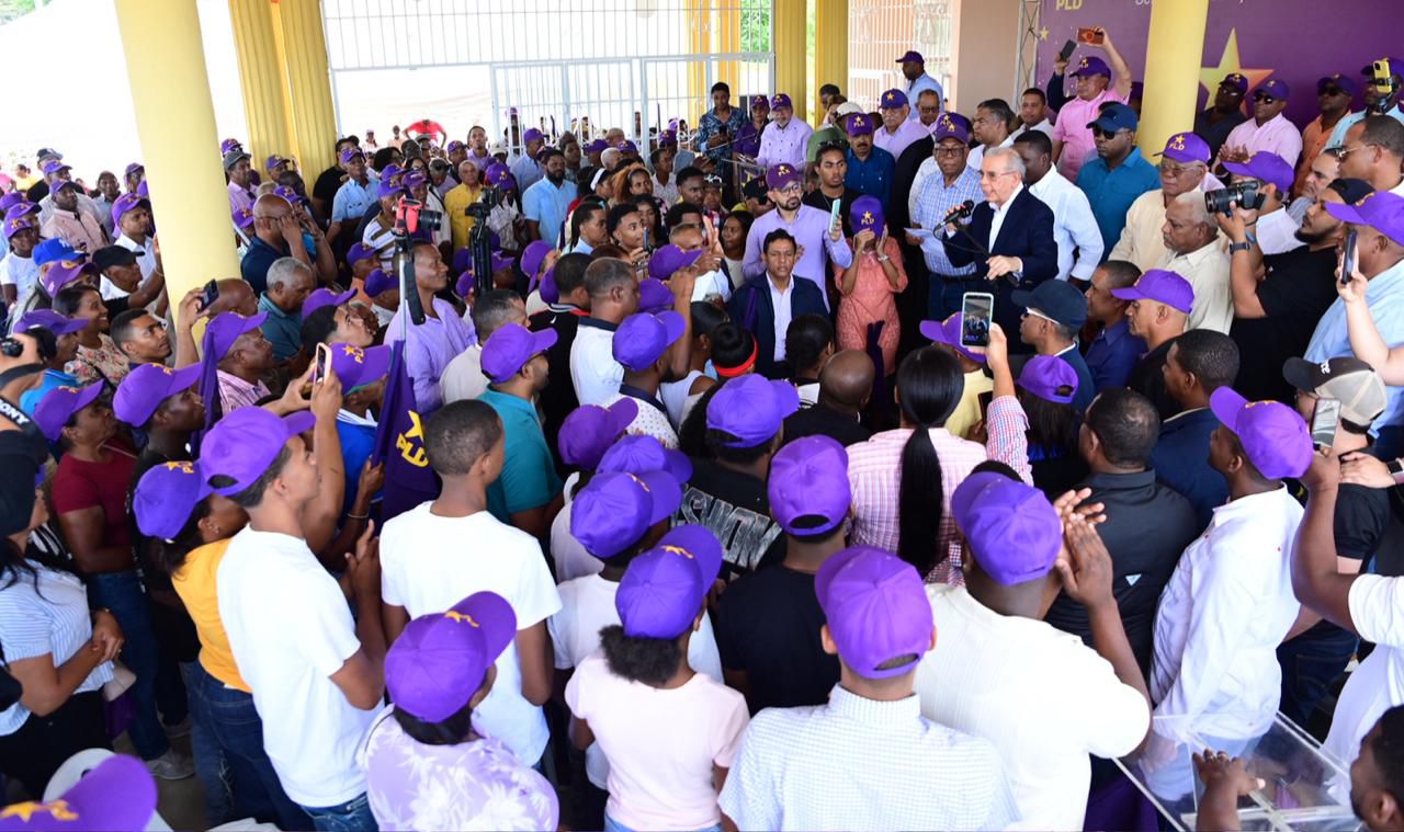 Danilo Medina asegura que el PLD “compite por el primer lugar” y afirma que “la gente se ha dado cuenta de que se vivía mejor”