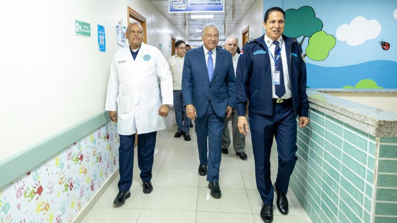 Ministro Administrativo de la Presidencia realiza recorrido por el Hospital General Docente de la Policía Nacional