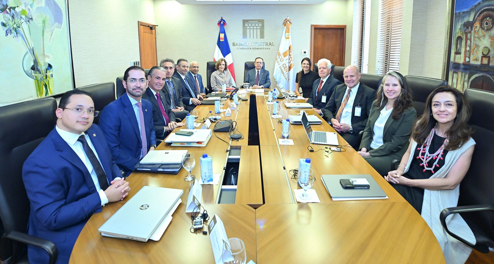 Valdez Albizu recibe delegación de la Oficina de Asistencia Técnica del Departamento del Tesoro de EE. UU.