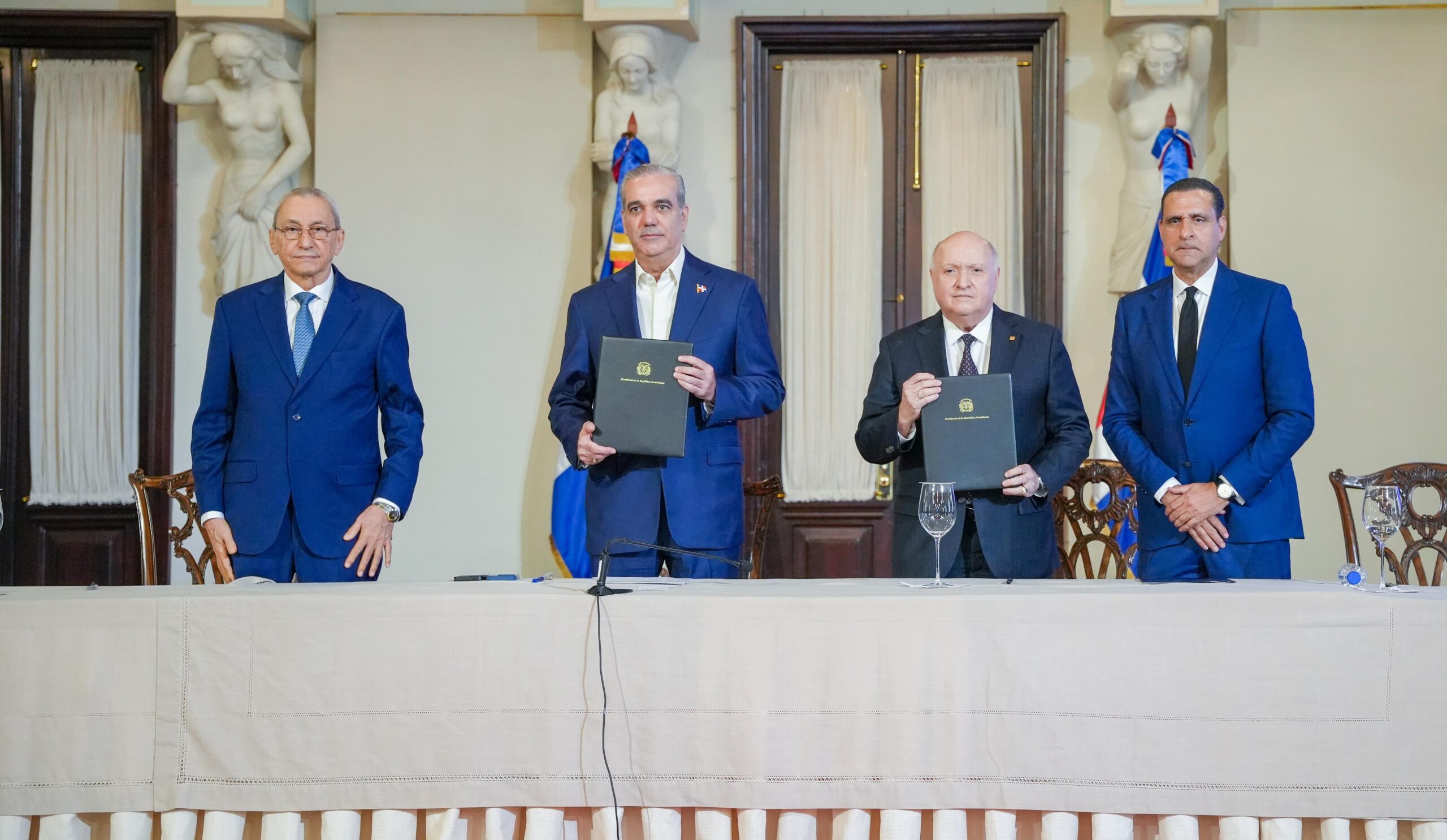 Presidente Luis Abinader firma acuerdo de colaboración entre FINJUS y la Consultoría Jurídica del Poder Ejecutivo orientado al fortalecimiento del Estado social y democrático de derecho, institucionalidad y seguridad jurídica del país