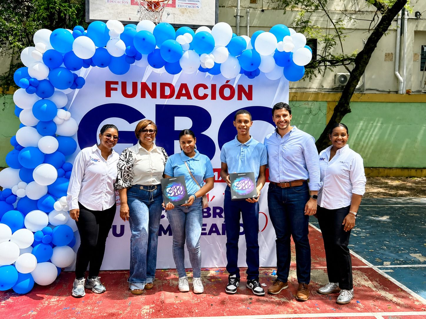 Fundación GBC celebra cumpleaños a 37 niños de la Escuela Madame Germaine en El Millón y reconoce a estudiantes destacados