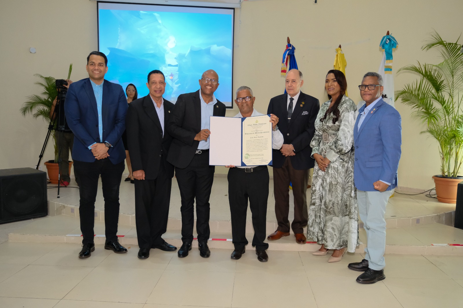 Colegio Médico Dominicano reconoce a periodistas del sector salud en encuentro institucional junto a CIPESA
