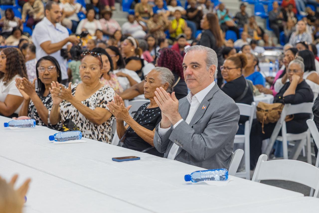 Presidente Abinader inicia entrega del Bono Madre 2026 que beneficiará a más de un millón de madres dominicanas