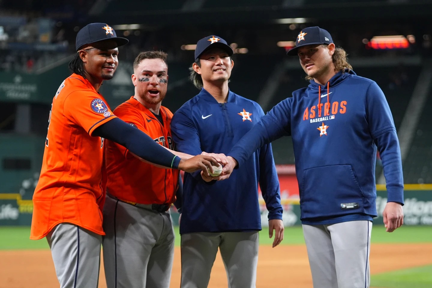 Los Astros lograron un juego sin hits combinado en su victoria por 9-0 sobre los Rangers Los Astros lograron un juego sin hits combinado en su victoria por 9-0 sobre los Rangers