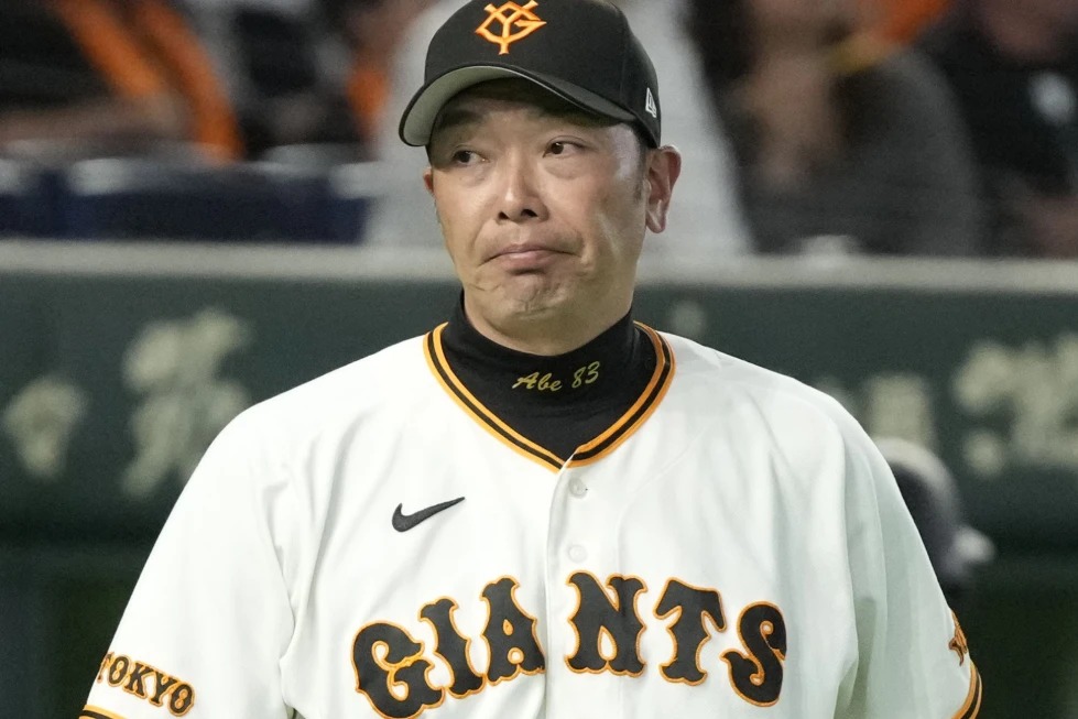 El mánager del equipo de béisbol Yomiuri Giants, Abe, renuncia tras ser arrestado por presuntamente agredir a su hija.