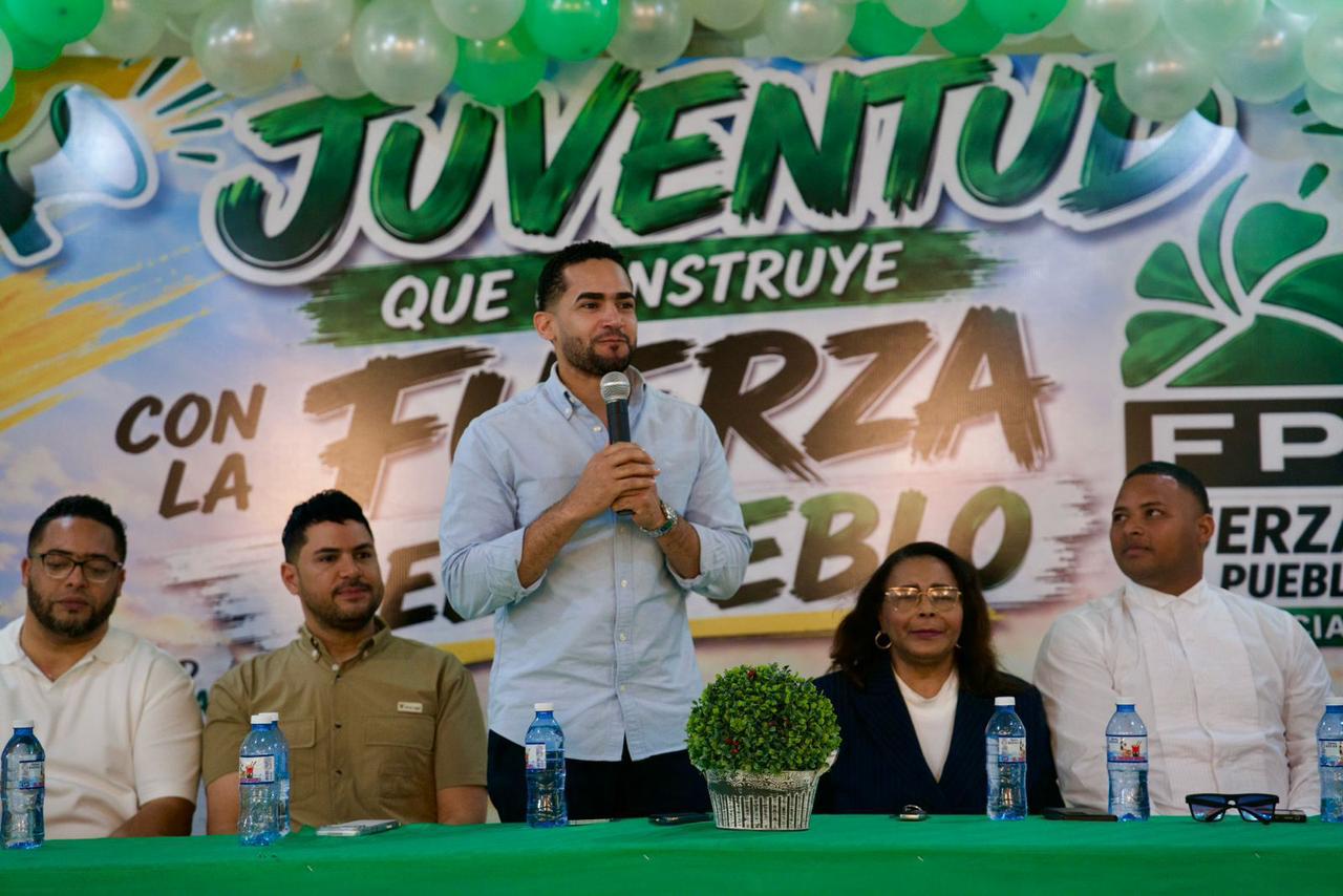 Secretario de la juventud de Fuerza del Pueblo advierte crisis amenaza a productores de aguacate y exige acciones urgentes del Gobierno.