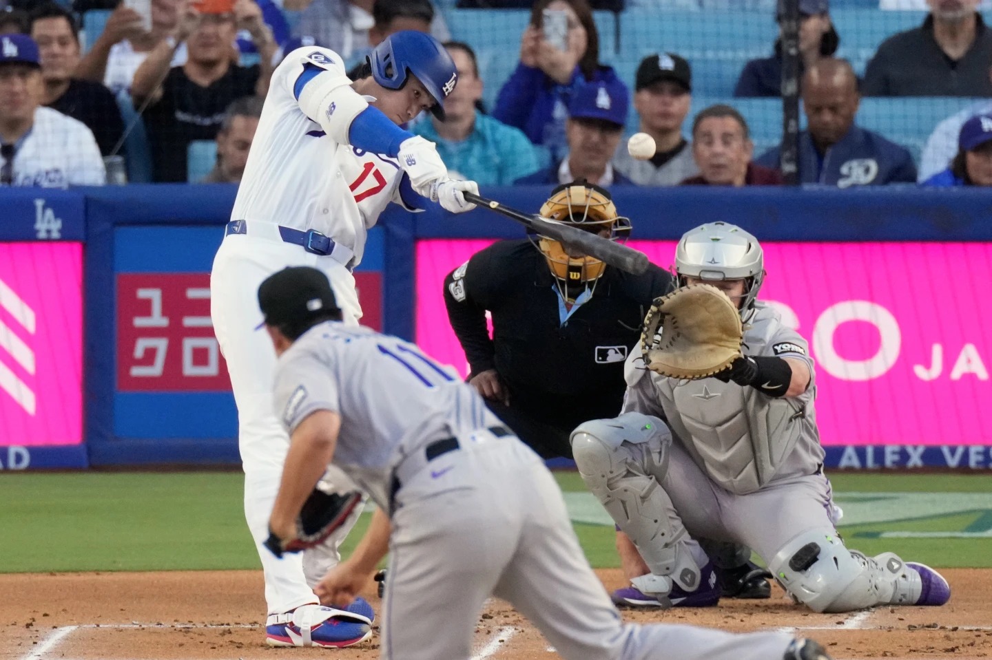 Ohtani enciende a los Dodgers con un jonrón al inicio del partido y lidera siete entradas sin permitir hits en una victoria por 4-1.