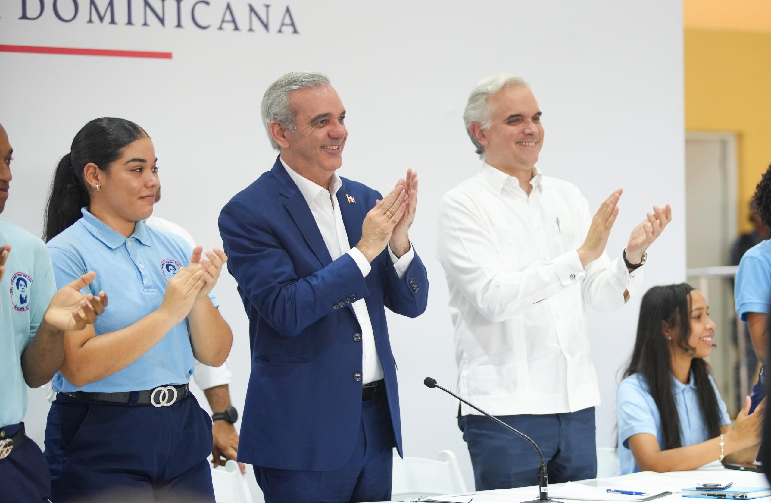 Presidente Abinader insta a estudiantes a prepararse en inglés, inteligencia artificial, ciberseguridad, ingeniería y carreras técnicas de alta demanda; afirma que son las profesiones del futuro Presidente Abinader insta a estudiantes a prepararse en inglés, inteligencia artificial, ciberseguridad, ingeniería y carreras técnicas de alta demanda; afirma que son las profesiones del futuro