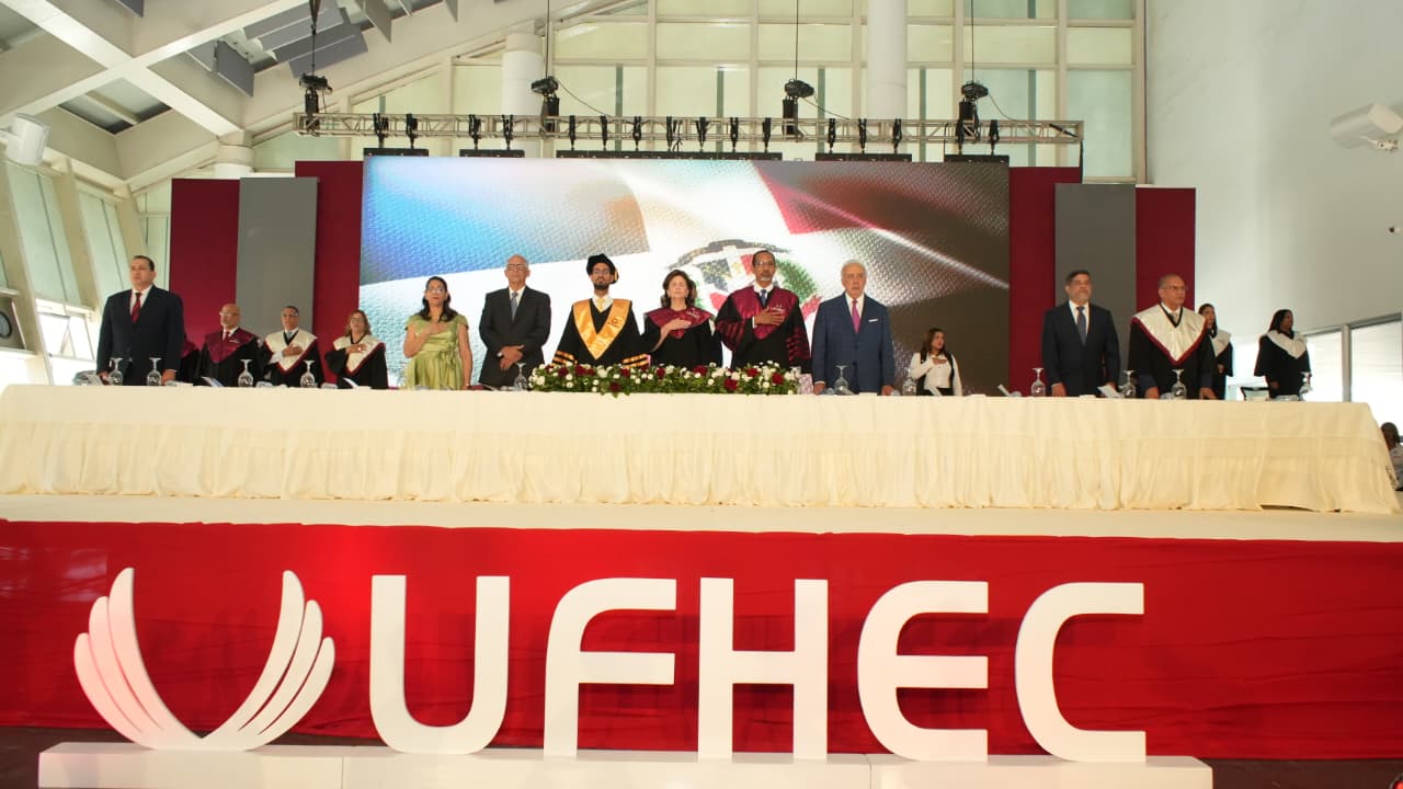UFHEC gradúa a 2,185 profesionales en su 48.ª investidura; Raquel Peña resalta aporte educativo