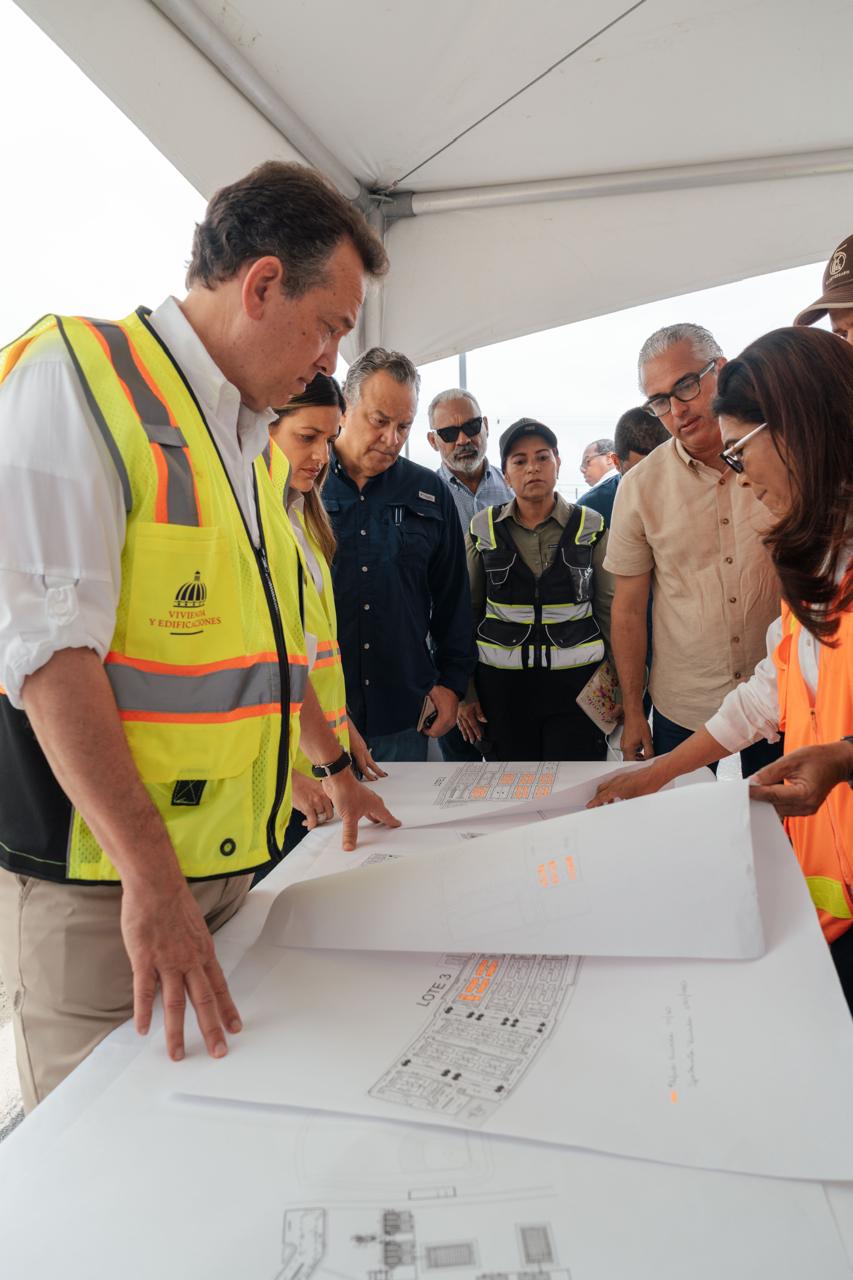 Ministro Ito Bisonó desarrolla agenda de trabajo en Santiago y Santiago Rodríguez; supervisa reparación de viviendas en La Ceibita
