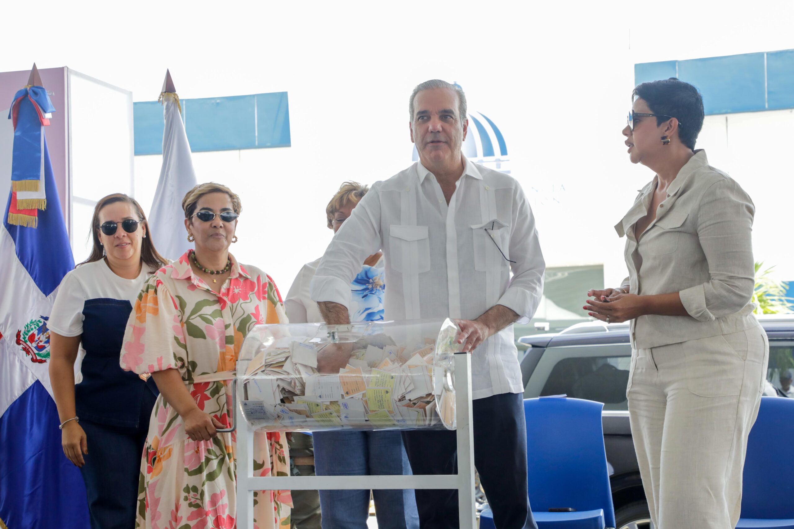 Presidente Abinader destaca sacrificio y fortaleza de las madres dominicanas durante jornada nacional “Madres que Sostienen”