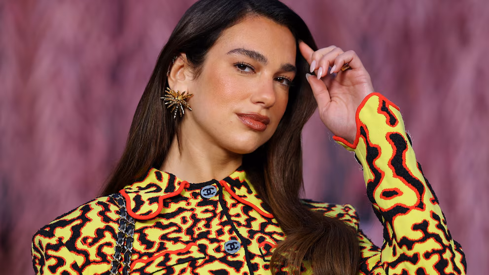 Dua Lipa demanda a Samsung por usar su imagen en televisores sin permiso