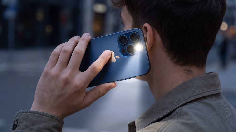 Ilumina tu camino al instante: Apple permite usar la manzana del iPhone para activar la linterna