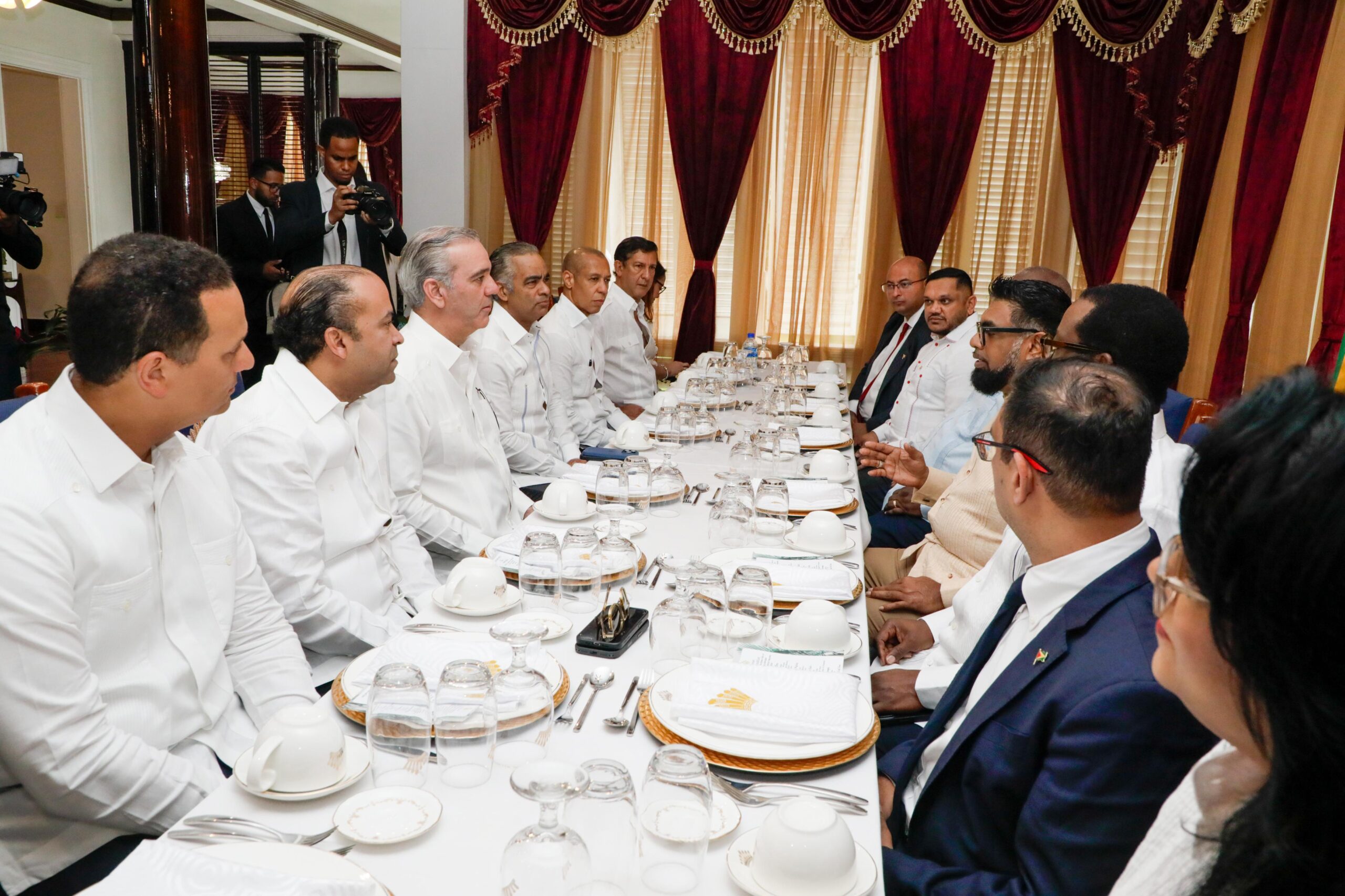 Presidente Abinader llega a Casa de Gobierno en Guyana; sostendrá reunión bilateral con su homólogo Mohamed Irfaan Alí