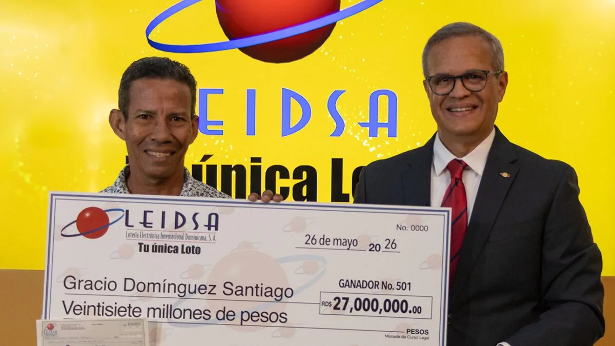 LEIDSA entrega 27 millonario a plomero ganador del Loto. LEIDSA entrega 27 millonario a plomero ganador del Loto.