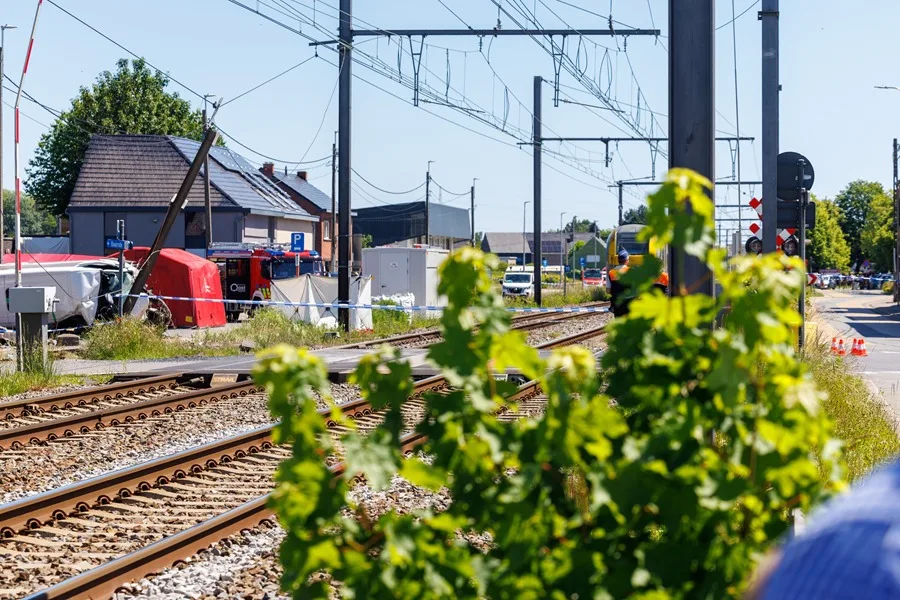 Dos adultos y dos menores fallecidos en una colisión entre un tren y un minibús escolar en Bélgica