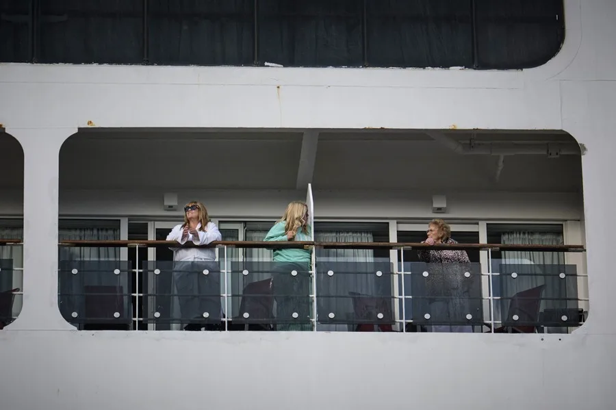 El crucero que estuvo confinado con un brote de gastroenteritis sale del puerto de Burdeos