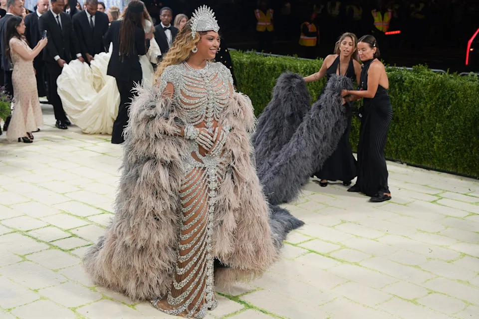 Beyoncé regresa a la Met Gala tras una década de ausencia y causa sensación en la alfombra roja
