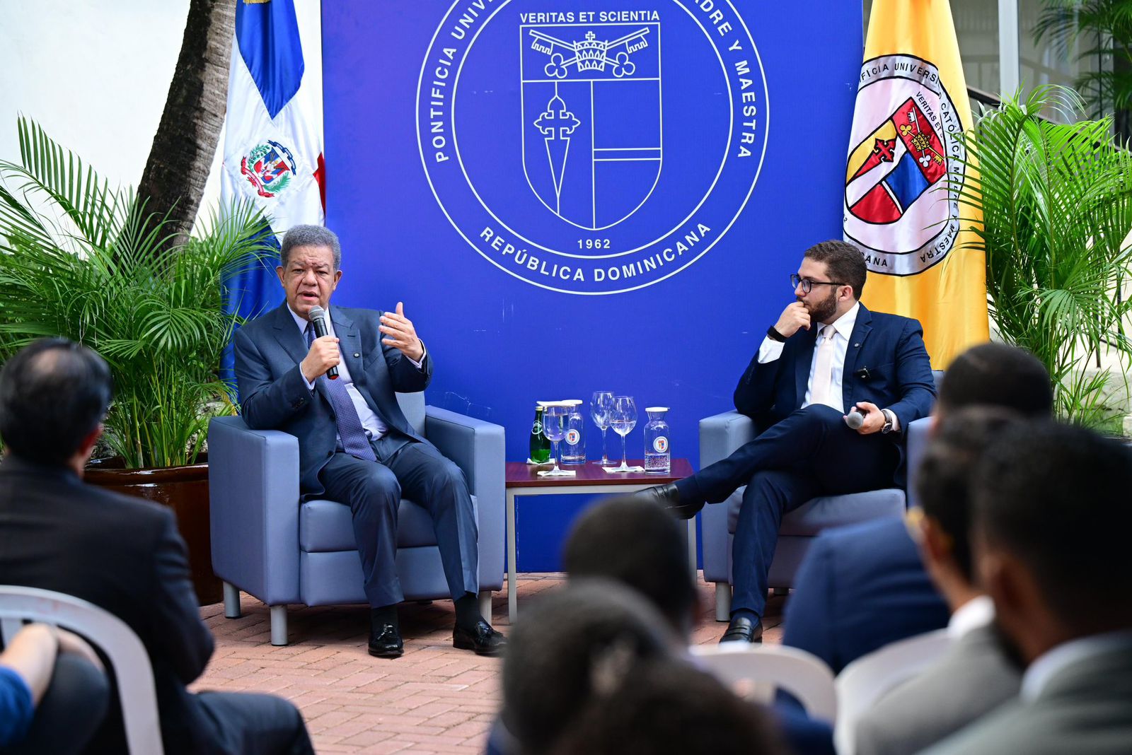 Leonel destaca pensamiento crítico y lectura como bases del liderazgo en conversatorio con estudiantes de la PUCMM