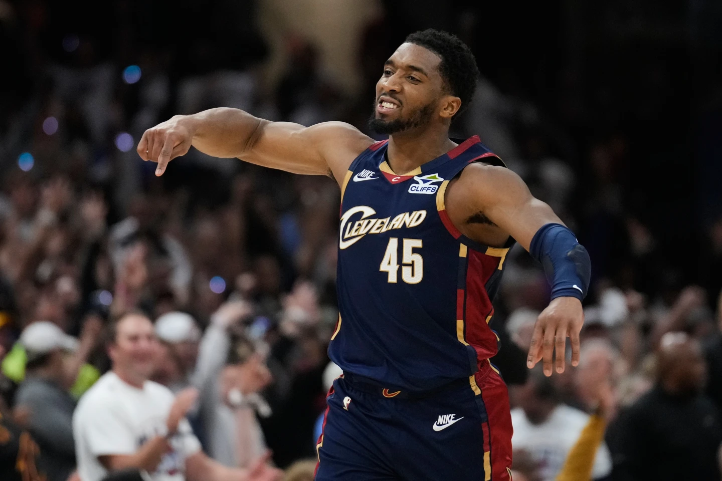 De anotar 4 puntos a igualar un récord de playoffs con una mitad de 39 puntos, Donovan Mitchell le da la vuelta al cuarto partido para los Cavs.