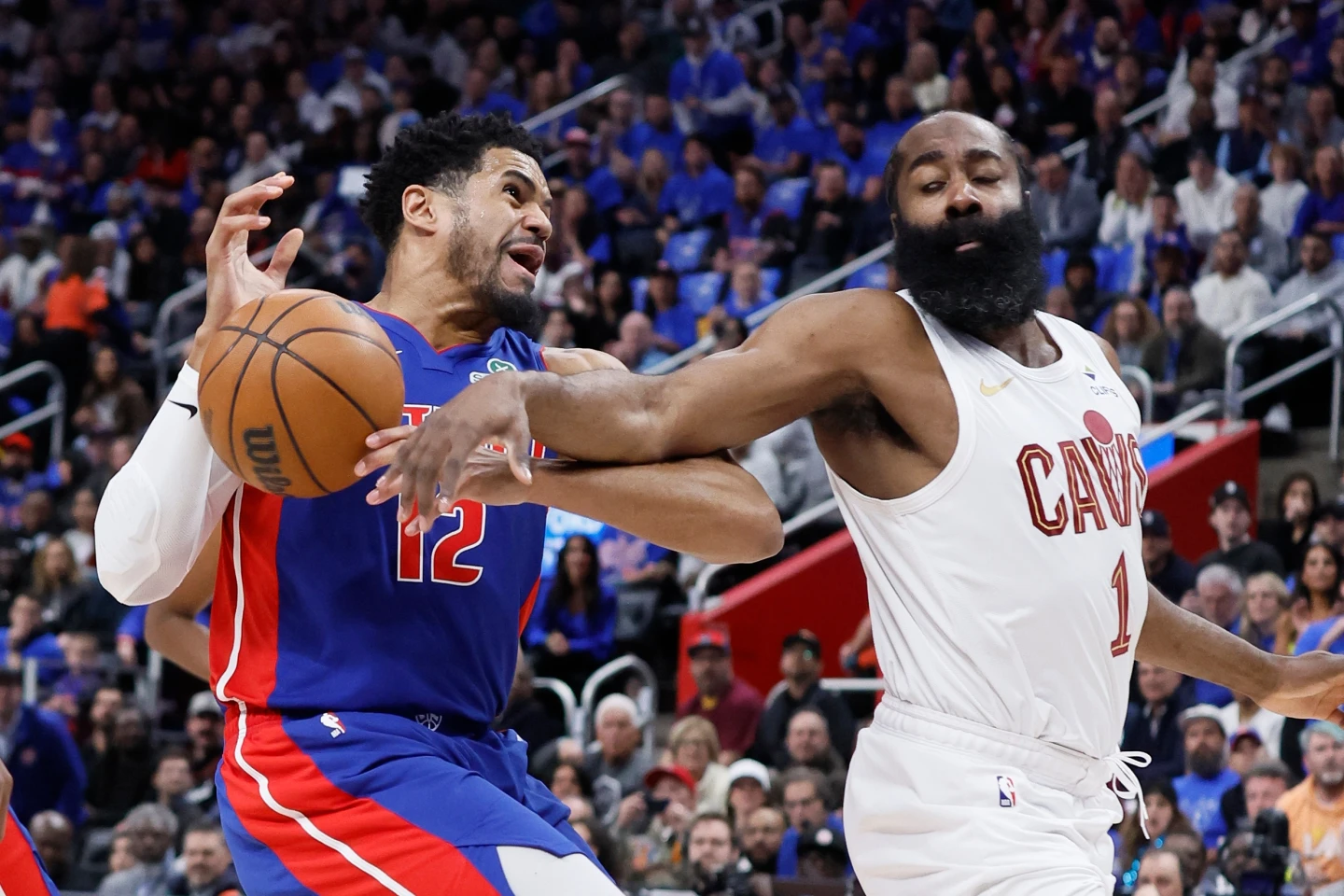 James Harden anota 30 puntos y los Cavaliers remontan ante los Pistons 117-113 en tiempo extra para tomar la delantera en la serie 3-2.