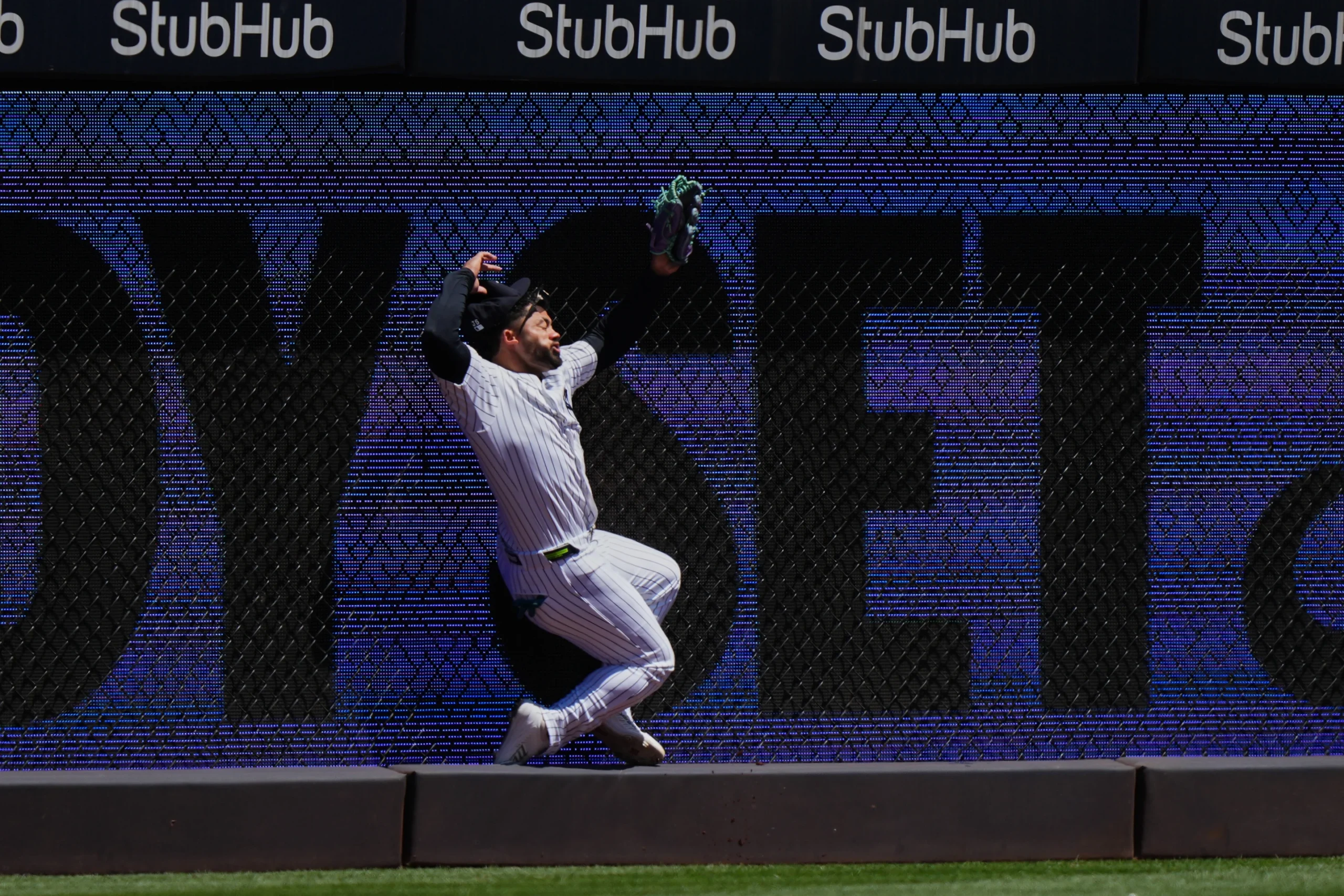 Jasson Domínguez, de los Yankees, se lesiona el hombro al chocar contra la pared, lo que provoca la convocatoria de Spencer Jones.