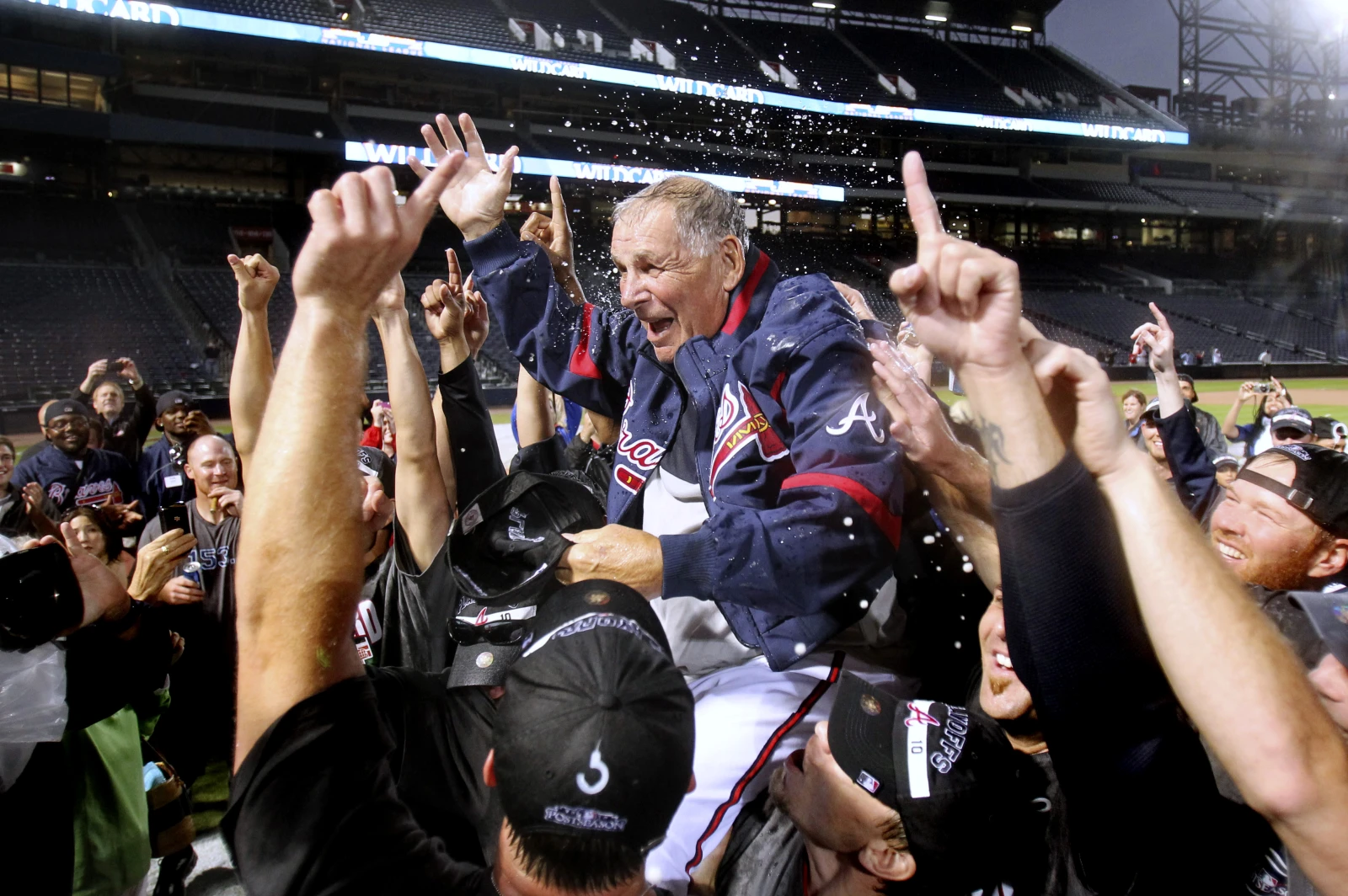 Bobby Cox, mánager de los Bravos que dominaron la Liga Nacional y ganaron la Serie Mundial de 1995, fallece a los 84 años.